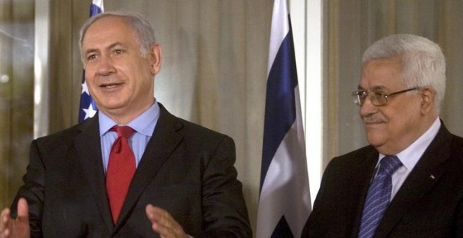 El primer ministro israelí, Benjamin Netanyahu, junto al líder palestino Mahmoud Abbas.- REUTERS