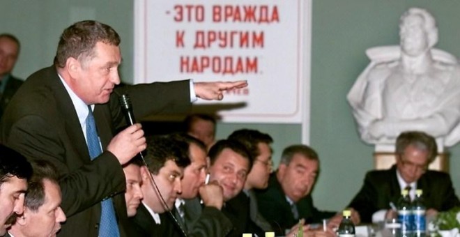 El líder del Partido Liberal Democrático de Rusia, Vladimir Zhirinovsky, durante una reunión de los partidos políticos y los movimientos registrados para las elecciones estatales a la Duma, de octubre de 1999 en Moscú.- ALEXANDER NEMENOV / AFP