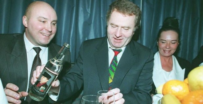 Vladimir Zhirinovski ( C ) sirve una copa de ' Zhirinovski Vodka ' en diciembre de 1994, mientras celebra el aniversario de su victoria en las elecciones parlamentarias en 1993. Zhirinovski declaró su apoyo a las tropas rusas que están ' poniendo todo en