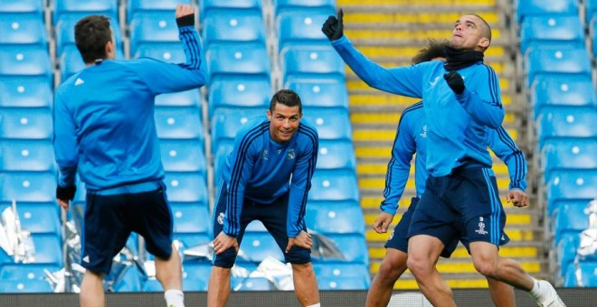 Cristiano, entre Pepe y varios jugadores del Real Madrid durante el entrenamiento de este lunes. Reuters / Jason Cairnduff
