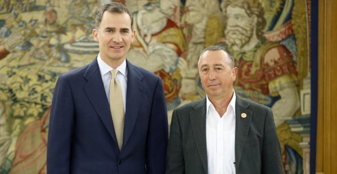 El representante de Compromís, Joan Baloví, junto al rey Felipe VI en el palacio de la Zarzuela. EFE/Ángel Díaz.