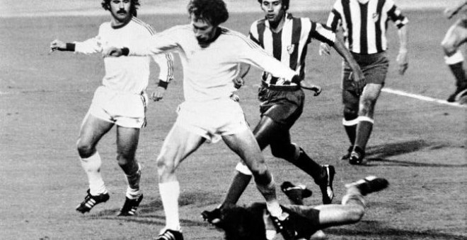 El jugador del Bayern, Paul Breitner, disputa un balón a Reina, portero del Atlético en la final de 1974.