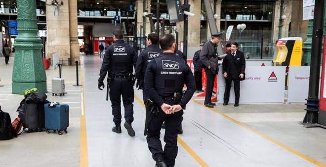 Agentes de seguridad vigilan un andén de la estación Gare du Nord durante la jornada de huelga declarada por los trabajadores de la empresa pública del sector ferroviario (SNCF), en París, Francia. EFE/Etienne Laurent