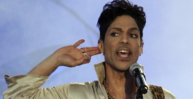 El músico Prince durante una actuación suya en Paddock Wood, Inglaterra en 2011. REUTERS/Olivia Harris/