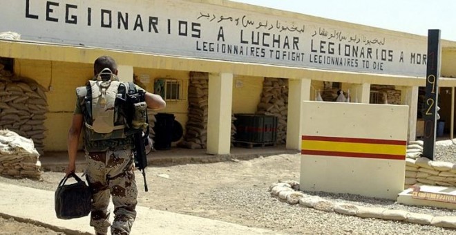 Un legionario español en la base de Diwaniya, al sur de Bagdad, en mayo de 2004. - AFP