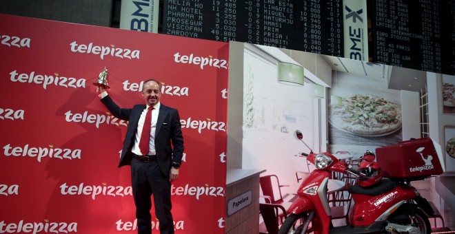 El presidente de Telepizza, Pablo Juantegui, toca la campana como arranque de la cotización de su compañía en la Bolsa de Madrid.  REUTERS/Andrea Comas