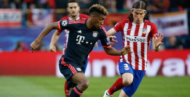 Alaba y Filipe Luis, durante el partido. Reuters / Paul Hanna