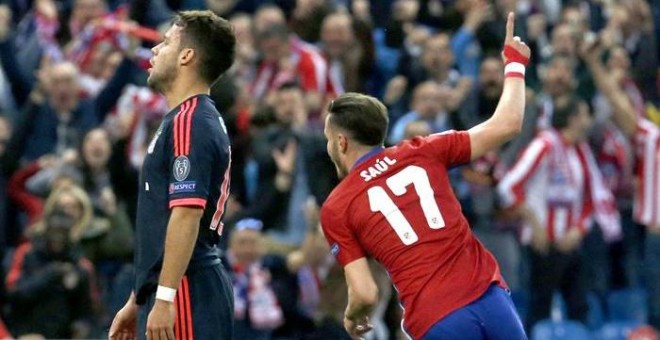El centrocampista del Atlético de Madrid Saúl Ñíguez (d) celebra su gol ante el Bayern. /EFE