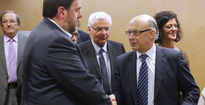 El ministro de Hacienda en funciones, Cristóbal Montoro, saluda al vicepresidente catalán y conseller de Economía, Oriol Junqueras, al inicio de la reunión del Consejo de Política Fiscal y Financiera (CPFF). EFE/Mariscal