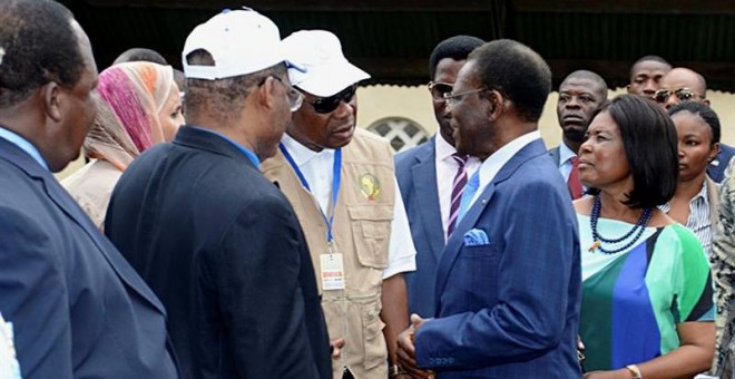 Teodoro Obiang Nguema, junto a su esposa, ejerciendo su derecho al voto. / EFE