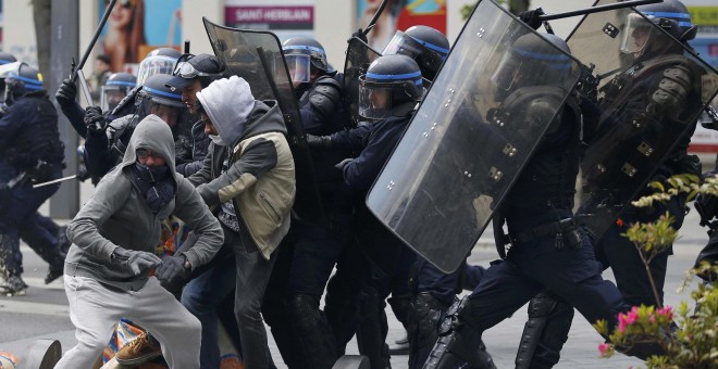Entrentamiento entra manifestes y agentes de Policía francesa en la manifestación contra el proyecto laboral, en Nantes. REUTERS/Stephane Mahe