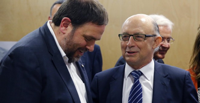 El ministro de Hacienda y Administraciones Públicas en funciones, Cristóbal Montoro , y el vicepresidente catalán, Oriol Junqueras, conversan al inicio de la reunión del Consejo de Política Fiscal y Financiera. EFE/Mariscal