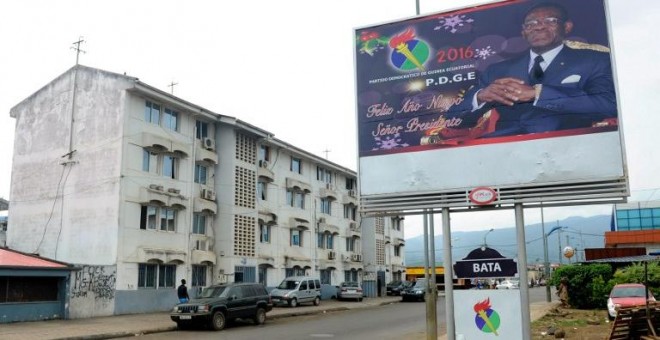 Un cartel del presidente Teodoro Obian en la ciudad de Bata. - AFP