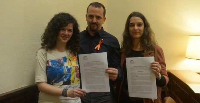 Los miembros de Podemos Noelia Vera, Sofía Castañón y Miguel Álvarez presentan las tres proposiciones no de ley.- PODEMOS CONGRESO