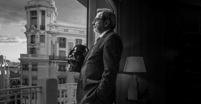 Juan Luis Cebrián  posó con el casco de Darth Vader en un despacho de la cadena SER, situada en la Gran Vía de Madrid.