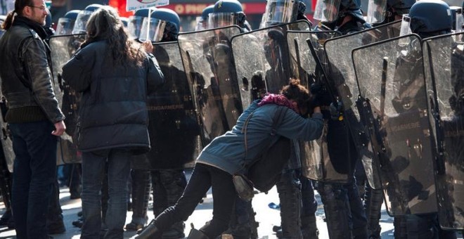 Varias personas resultaron heridas en la manifestación de París. / JEREMY LEMPIN (EFE)