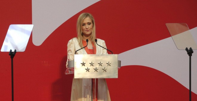 La presidenta regional, Cristina Cifuentes, durante su intervención en el acto de imposición de Medallas y Condecoraciones de la Orden del Dos de Mayo, con motivo del Día de la Comunidad de Madrid. EFE/Zipi