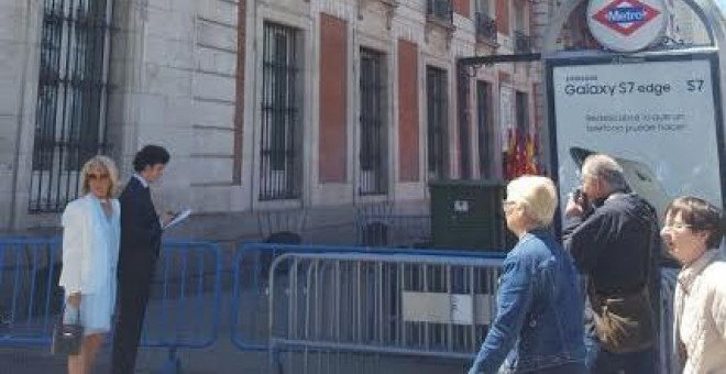 Francisco Nicolás en el exterior de la Real Casa de Correos. P.D.