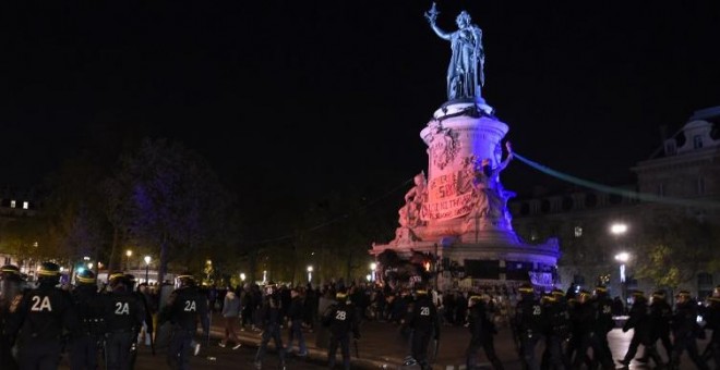 La Policía francesa se enfrenta a los manifestantes en la Plaza de la República. AFP PHOTO / MIGUEL MEDINA /