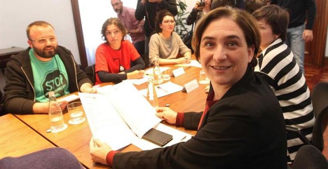 La alcaldesa de Barcelona, Ada Colau,  durante la reunión que mantuvo, en el Ayuntamiento de Barcelona, con el grupo de representantes que impulsaron la ley 24/2015 de medidas urgentes para afrontar la emergencia en el ámbito de la vivienda y la pobreza e