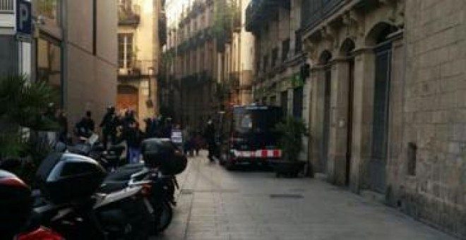 Los Mossos d'Esquadra han acordonado las inmediaciones del edificio Llotja. @La_Directa