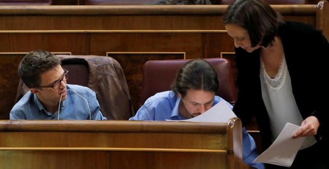 Carolina Bescansa junto a Pablo Iglesias e Iñigo Errejón en el Congreso la semana pasada. /EFE