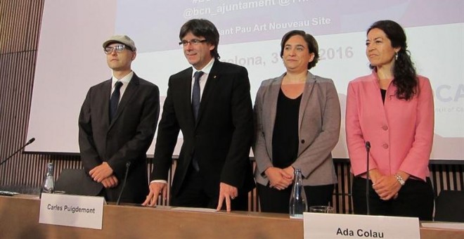El presidente de la Generalitat, Carles Puigdemont, y la alcaldesa de Barcelona, Ada Colau durante el Foro Internacional de Recepción e Integración de Refugiados en la UE. EP