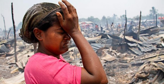 Una joven rohinyá llora junto a los restos calcinados tras un incendio en el campamento Baw Du Ba Muslim (Rohinyá) en Sittwe, oeste de Birmania. EFE/Nyunt Win