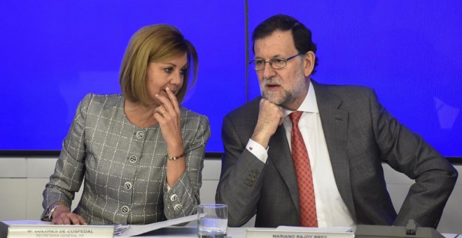 El presidente del Gobierno en funciones y presidente del PP, Mariano Rajoy, conversa con la secretaria general del partido, María Dolores de Cospedal, durante la reunión del Comité Ejecutivo Nacional del PP. EFE/Fernando Villar