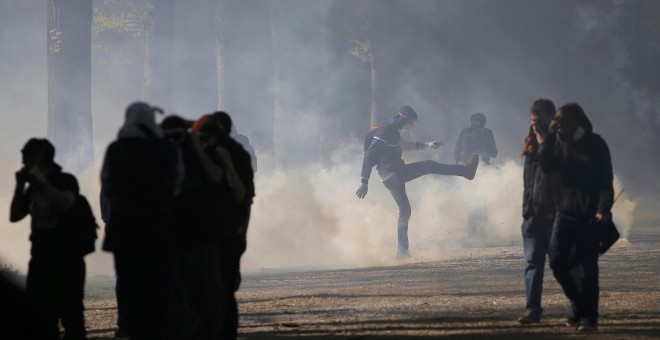 Un joven patea una granada de gas lacrimógeno durante una manifestación contra la reforma laboral francesa en Nantes, Francia. REUTERS/Stephane Mahe