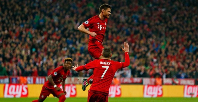 Xabi Alonso celebra su gol ante el Atlético. Reuters / Michaela Rehle