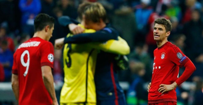 Oblak y Torres se abrazan al final del partido ante Lewandowski y Müller. Reuters / Ralph Orlowski