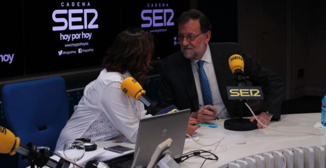 Mariano Rajoy conversa con la periodista Pepa Bueno. /CADENA SER