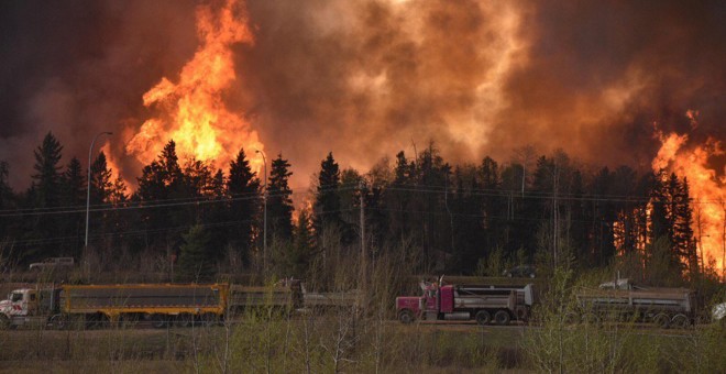 Grandes llamas en uno de los bosques que rodean la ciudad de Fort McMurray. - REUTERS