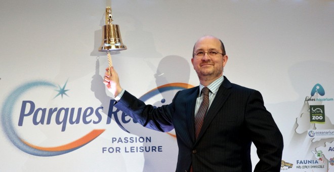 El consejero delegado de Parques Reunidos, Fernando Eiroa, toca la campana en el debut bursátil de la empresa. REUTERS/Andrea Comas