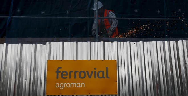 Un trabajador en un obra de Ferrovial en Madrid. REUTERS/Susana Vera