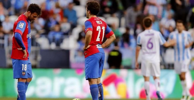 Dos jugadores del Levante, cabizbajos tras perder la categoría este lunes. /EFE