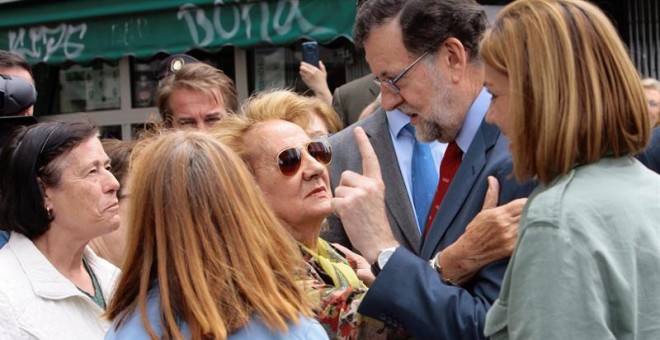 El presidente del Gobierno en funciones, Mariano Rajoy y la secretaria general del PP, María Dolores de Cospedal, saludan durante su visita de hoy a Guadalajara. EFE/Pepe Zamora