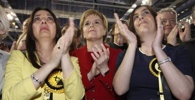 La líder del Partido Nacional Escocés (SNP), Nicola Sturgeon, en el centro, celebra los resultados de su partido en Glasgow. /  ROBERT PERRY (EFE)