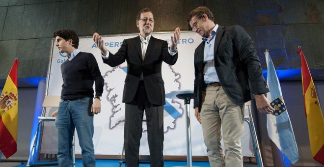 El presidente del Gobierno en funciones y líder del PP, Mariano Rajoy (c) y el presidente de la Xunta y líder del PP de Galicia, Alberto Núñez Feijóo (d), durante la reunión mantenida hoy con jóvenes en el recinto ferial de Expourense. EFE/Brais Lorenzo