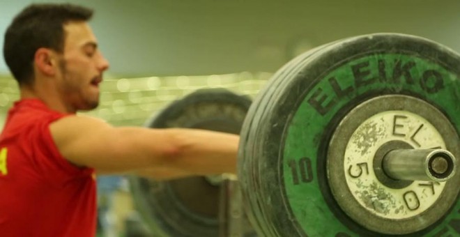 El haltera Josué Brachi, en un momento de su entrenamiento. ALMUDENA TOMÁS