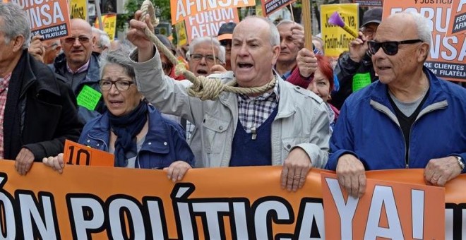 Afectados por la estafa de Fórum y Afinsa se han manifestado este sábado en Madrid para exigir una solución al caso, abierto hace diez años, que perjudicó a unas 470.000 personas, según Adicae.- EFE