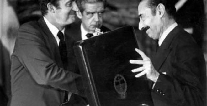 El general Jorge Rafael Videla entrega al rey Juan Carlos I la máxima condecoración argentina, durante su encuentro en el Palacio Presidencial de Buenos Aires en 1982.