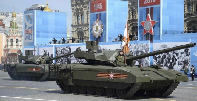 Un tanque Russian T-14 con las unidades Armata durante el desfile del Día de la Victoria en la Plaza Roja en Moscú de 2015. - REUTERS