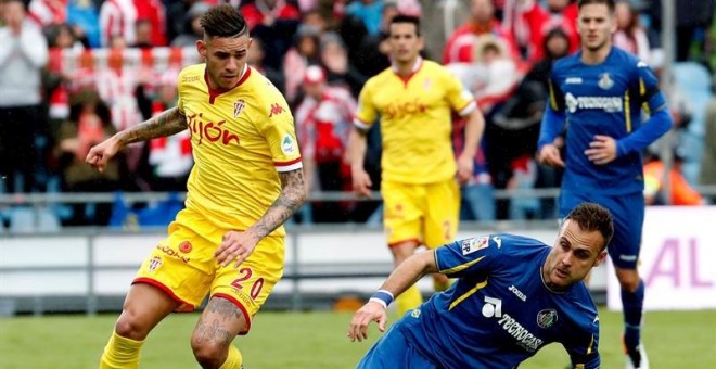 El delantero del Sporting de Gijón Antonio Sanabria (i) y el defensa del Getafe Juan Cala. /EFE