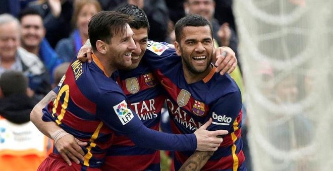El delantero uruguayo del Barcelona Luis Suárez (c) celebra uno de sus goles junto a sus compañeros Dani Alves (i) y Lionel Messi. /EFE