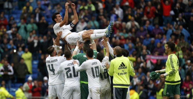 Los compañeros de Arbeloa le mantean en su despedida en el Bernabéu. /REUTERS