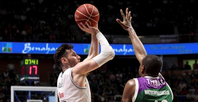 Los jugadores Rudy Fernández (i), del Real Madrid, y Will Thomas, del Unicaja. /EFE