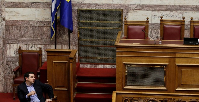 El primer ministro griego, Alexis Tsipras, durante el debate en el Parlamento heleno de su proyecto de reforma fiscal y de las pensiones. REUTERS/Alkis Konstantinidis