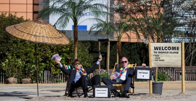 Activistas en una protesta contra los paraísos fiscales en Buselas, delante de la sede de la Comisión Europea. REUTERS